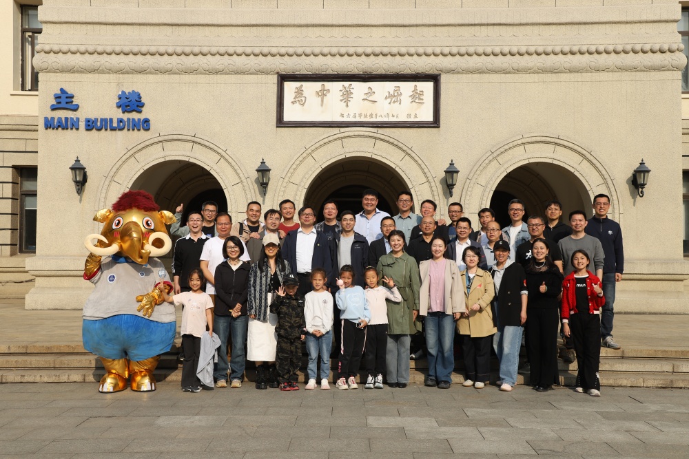 1745322774596900.jpg 合影_副本.jpg